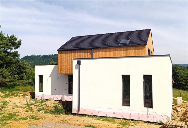 RODINNÝ DOM BANSKÁ BYSTRICA - Pršany, nadčasová drevostavba z prírodných materiálov